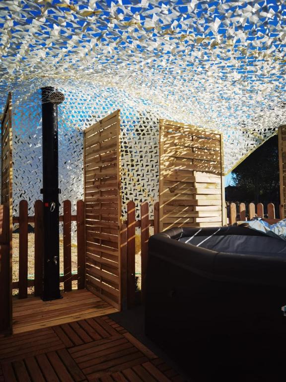 Fotografia z galérie ubytovania Résidence CAENEE, le dépaysement Naturiste en été avec l'atypique studio climatisé "vintage" en sous pente, sa "paillote" avec jacuzzi, entouré de verdure, planchagrill, transats, vélos gratuits, wifi 5G, Travel Proud LGBTQI, chiens admis v destinácii Marseillan