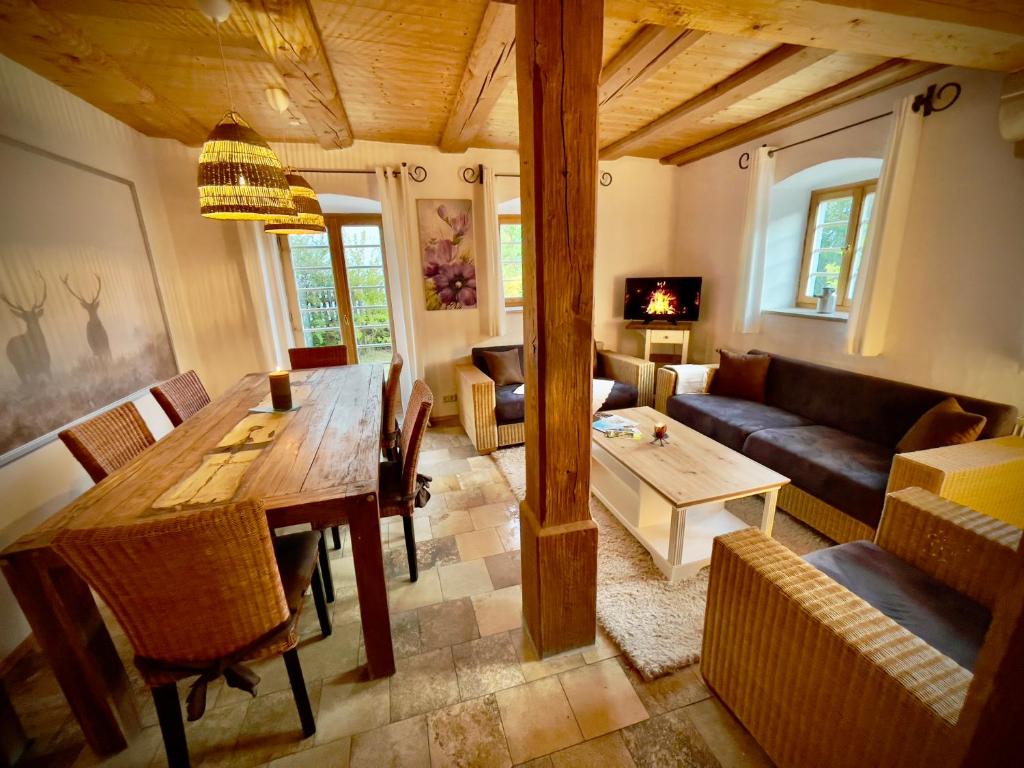 uma sala de estar com uma mesa e um sofá em Rohrachhof em Treuchtlingen