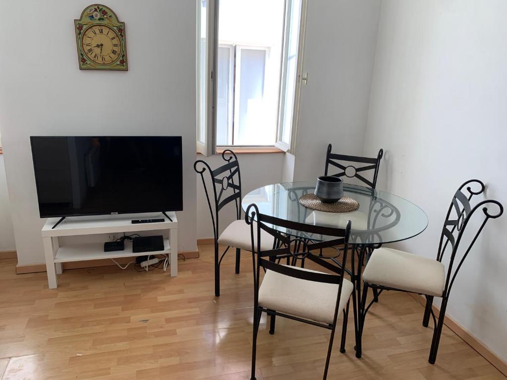 Telewizja i/lub zestaw kina domowego w obiekcie Biarritz centre, près Avenue de Verdun, cosy Apt 2 pieces , salon , chambre séparé, rue très calme à 10 minutes à pied de la grande plage