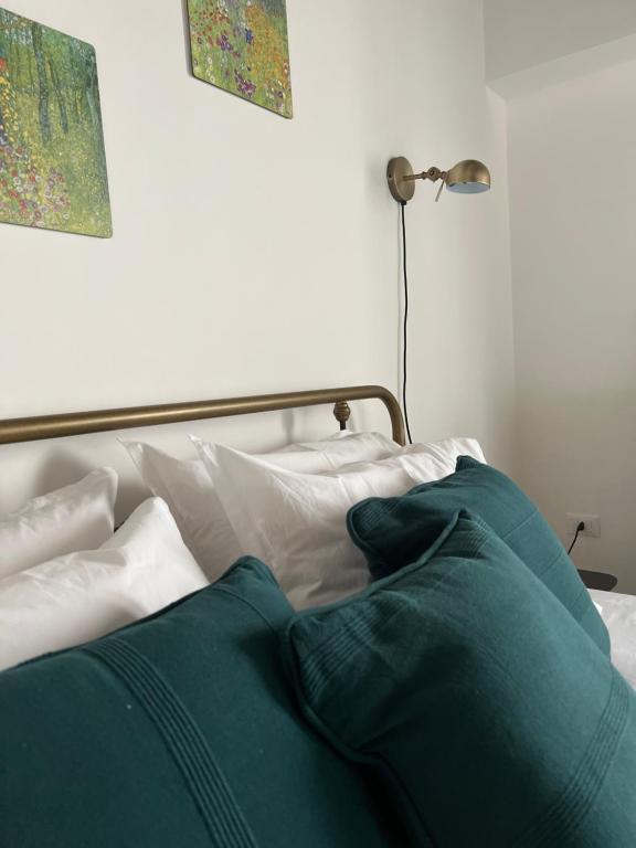 Łóżko lub łóżka w pokoju w obiekcie La Casa di Nenna