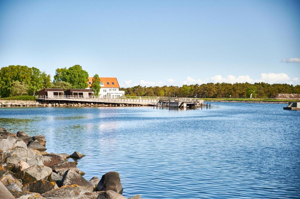 uma vista para um rio com uma ponte e rochas em Lotsvillan em Höllviken