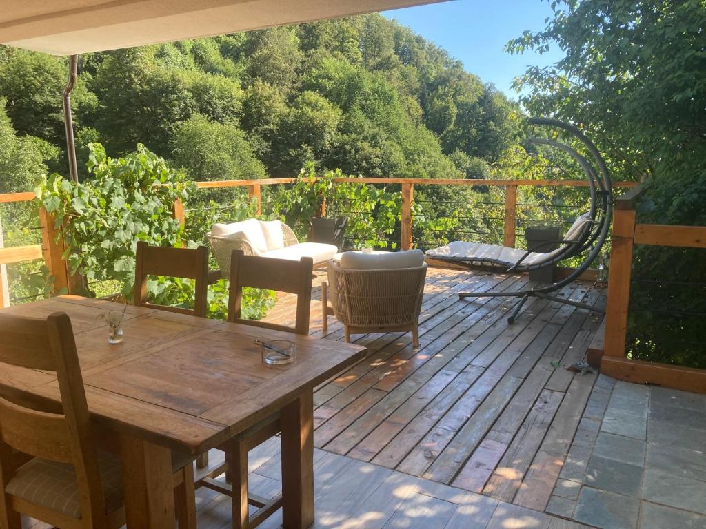 una terraza de madera con mesa y sillas de madera en The Lodge en Rogaška Slatina