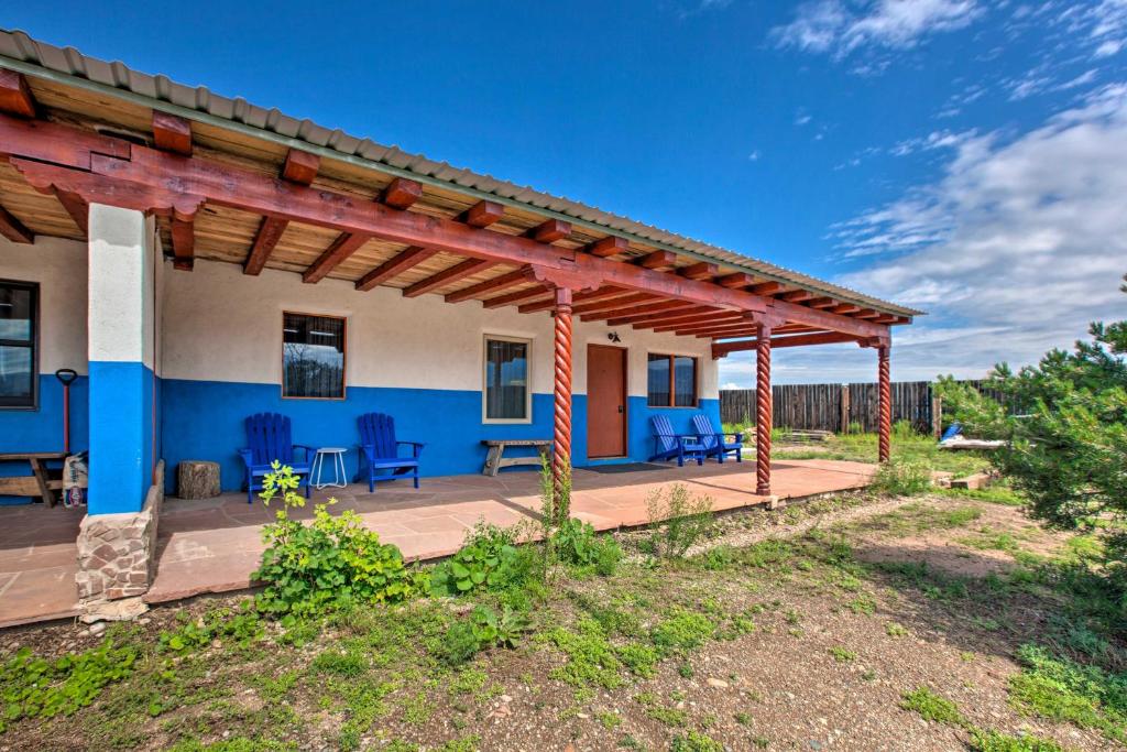 une maison bleue et blanche avec pergola dans l'établissement Cottage with Patio and Grill - 25 Min to Taos Valley!, à El Prado