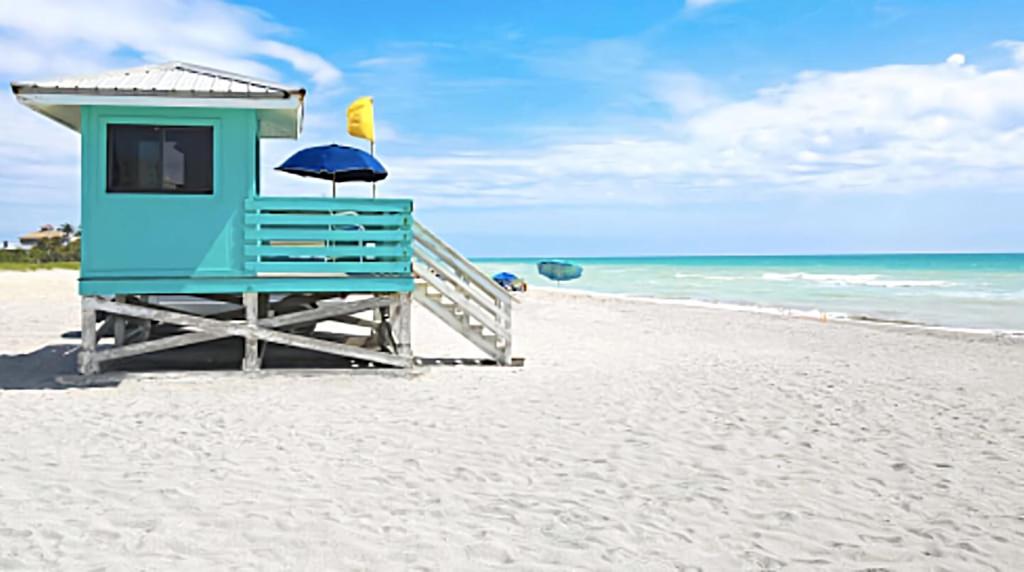 Une cabane bleue de sauveteur sur la plage dans l'établissement Close to beaches with hot tub and large garden, à Sarasota