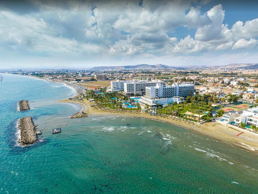 eine Luftansicht auf einen Strand mit Gebäuden und das Meer in der Unterkunft PylaApts - Apartments near the beach in Pyla