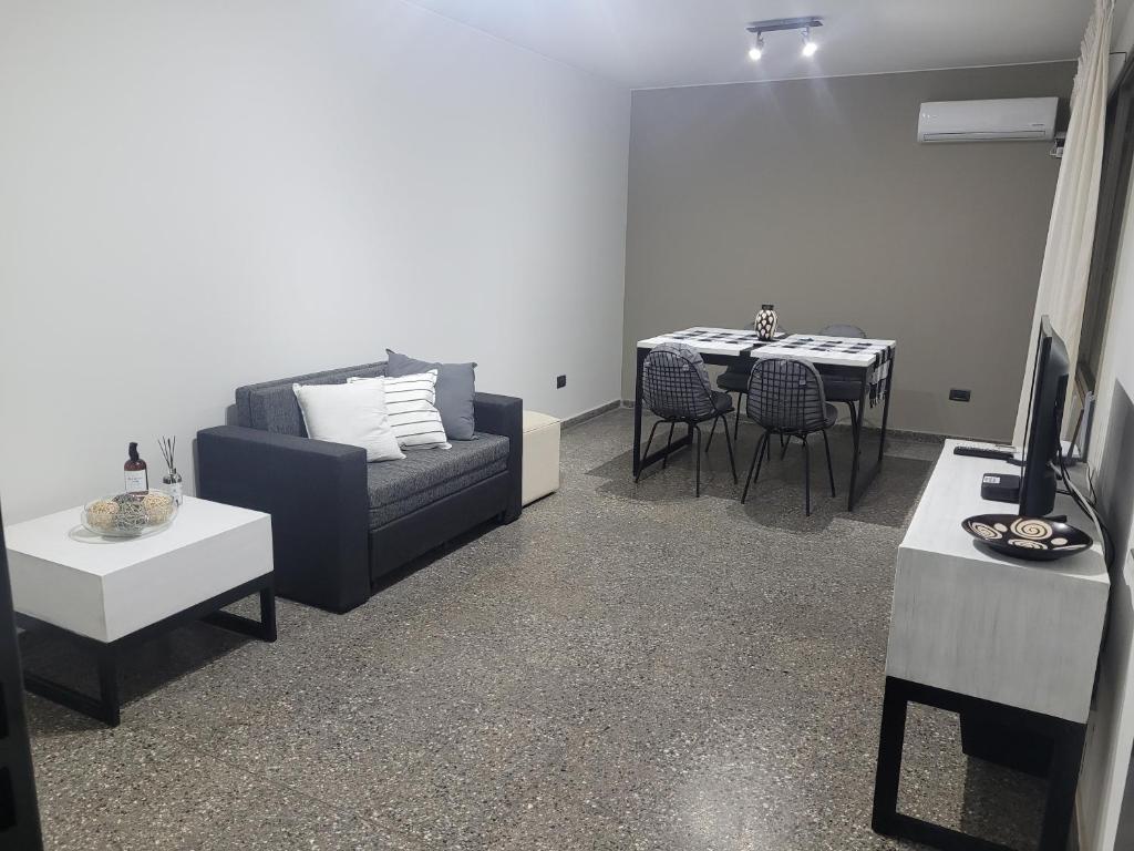 uma sala de estar com um sofá e uma mesa em BE Apartments Vicente em Mendoza