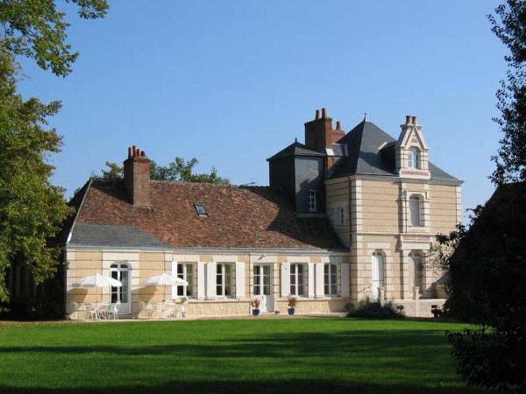 Casa grande con patio grande con césped verde en Le Plessis BBB, en Blois