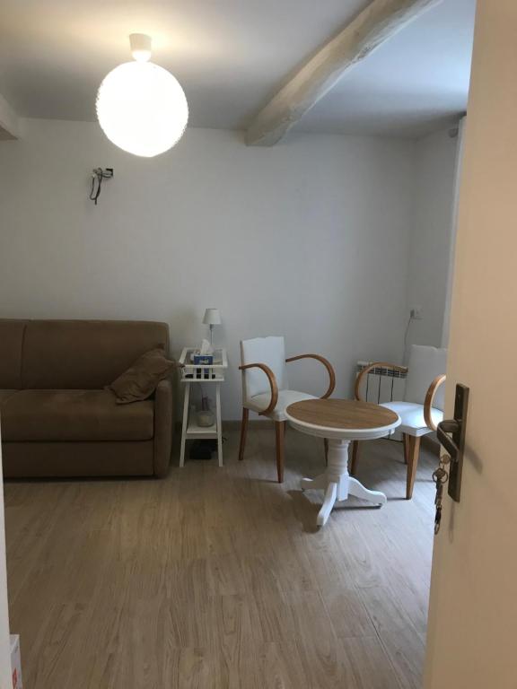 Χώρος καθιστικού στο Chambre cosy 25m2