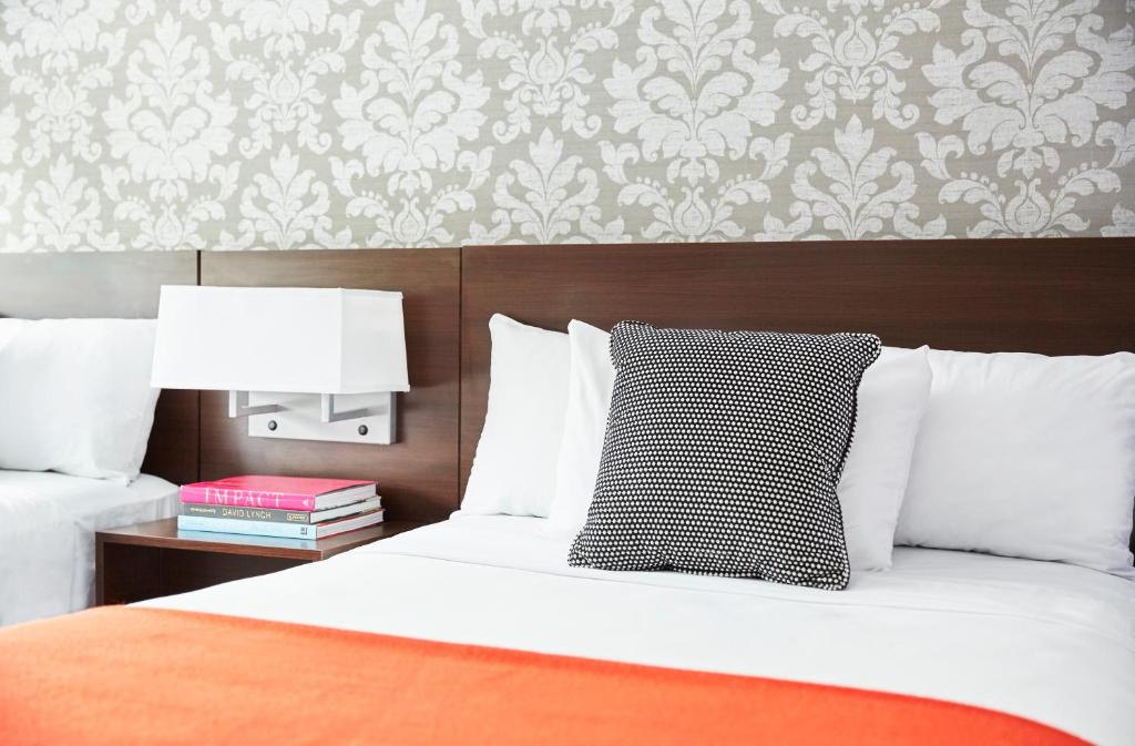 Postel nebo postele na pokoji v ubytování The Royal Regency Hotel