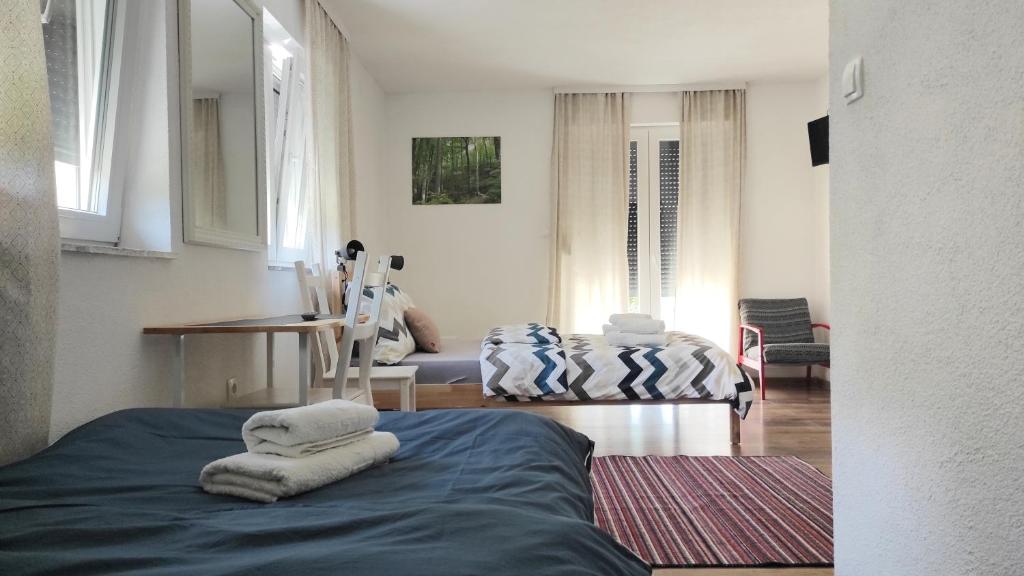 pokój z łóżkiem z ręcznikami w obiekcie Aria Plitvice w mieście Jeziora Plitwickie
