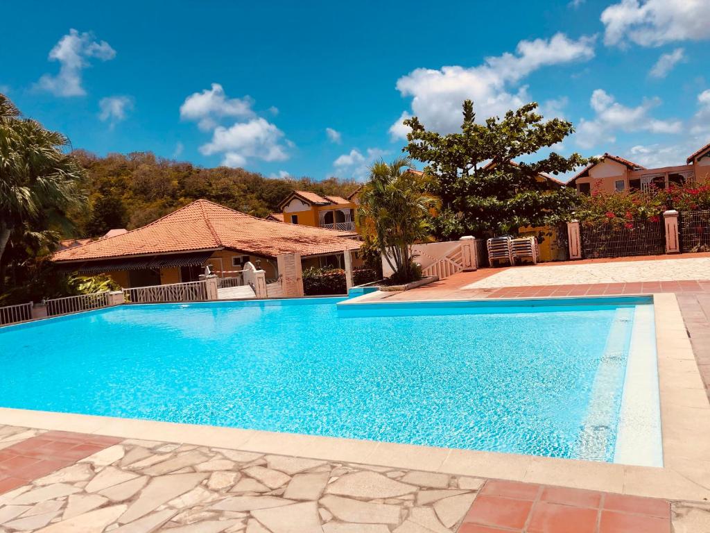 Piscina di Superbe studio de standing à 800m de la mer des Caraïbes le hameau de beauregard sainte anne o nelle vicinanze