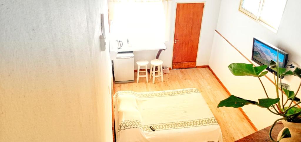Kleines Apartment mit einer Küche und einem Wohnzimmer. in der Unterkunft El Piul in Valle Hermoso