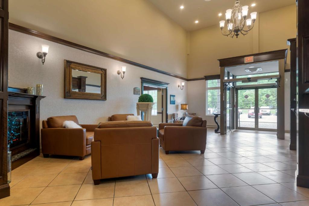 Posezení v ubytování Best Western Plus Fredericton Hotel & Suites