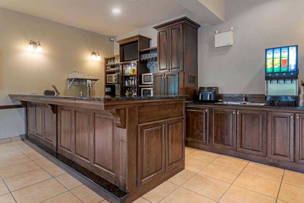 Kuchyň nebo kuchyňský kout v ubytování Best Western Plus Fredericton Hotel & Suites