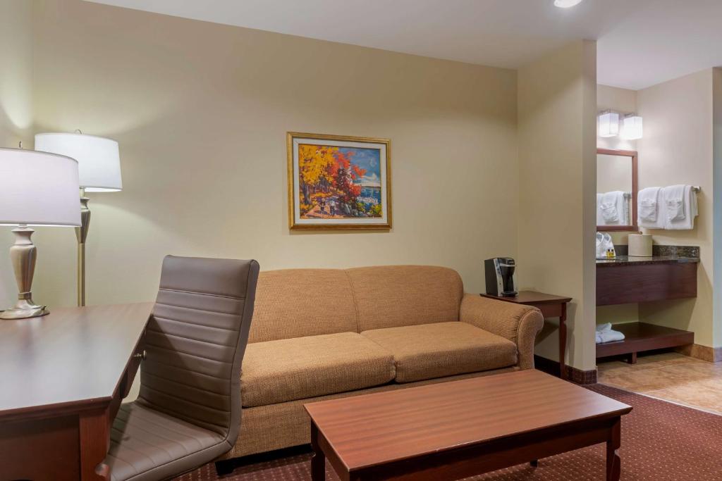 Posezení v ubytování Best Western Plus Fredericton Hotel & Suites