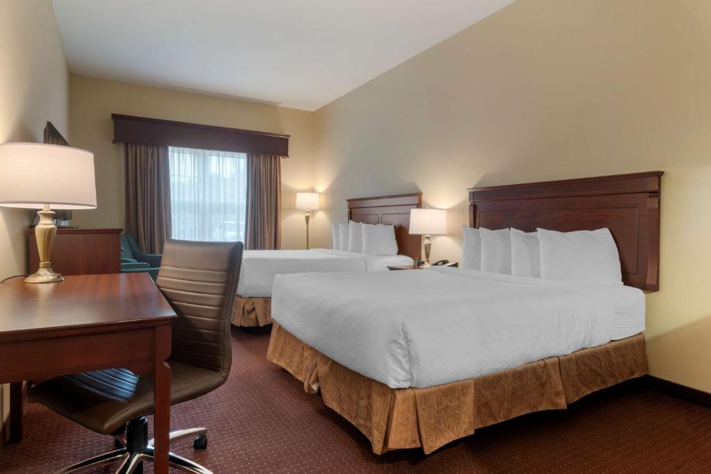 Postel nebo postele na pokoji v ubytování Best Western Plus Fredericton Hotel & Suites
