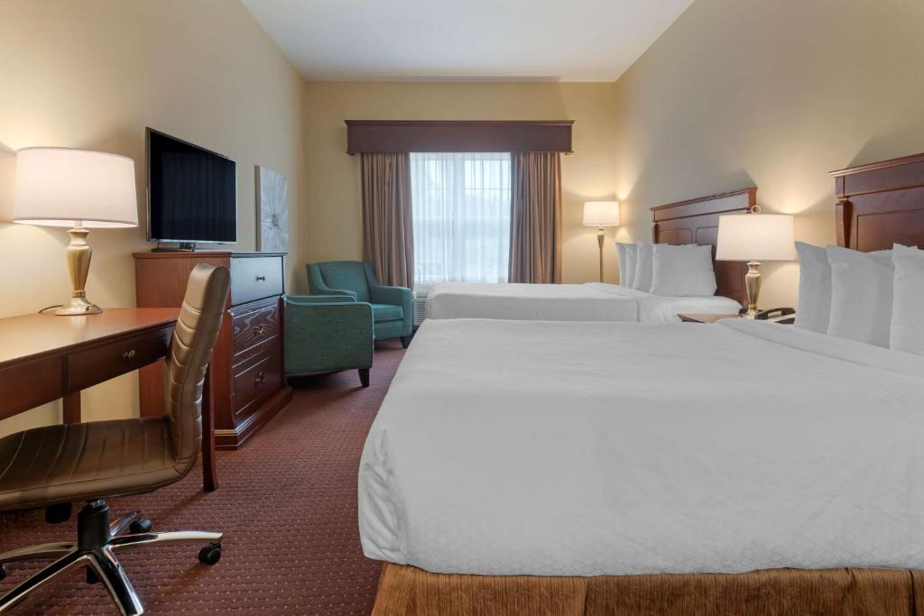 Postel nebo postele na pokoji v ubytování Best Western Plus Fredericton Hotel & Suites