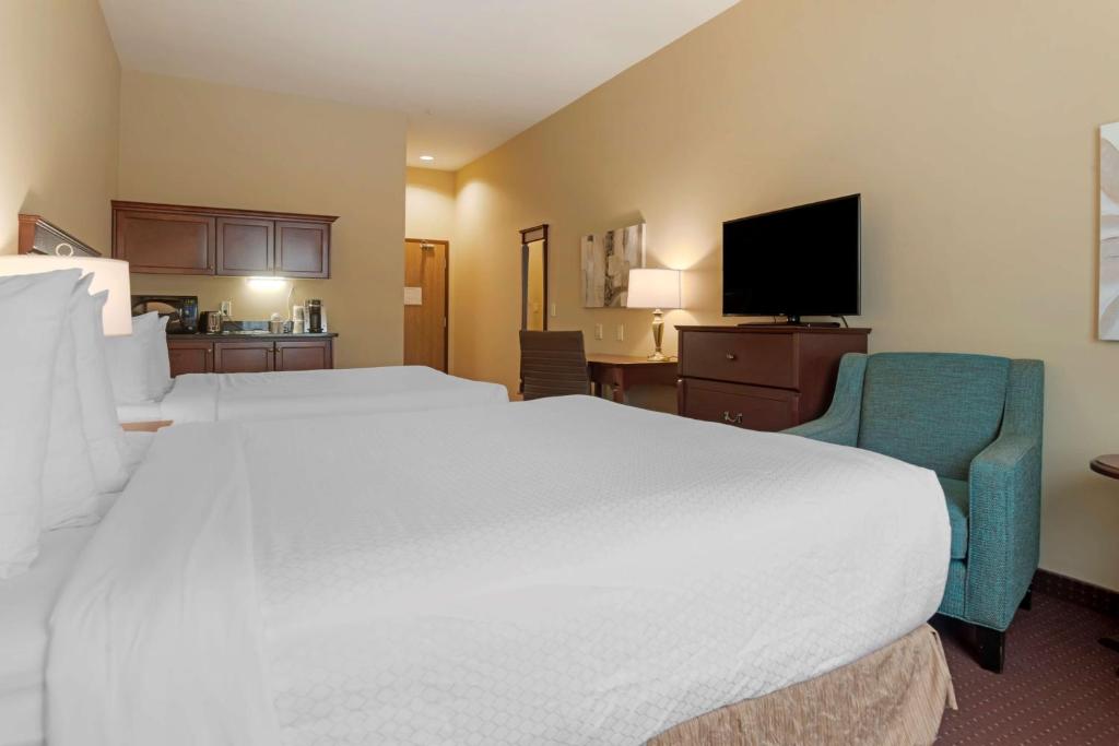 Postel nebo postele na pokoji v ubytování Best Western Plus Fredericton Hotel & Suites