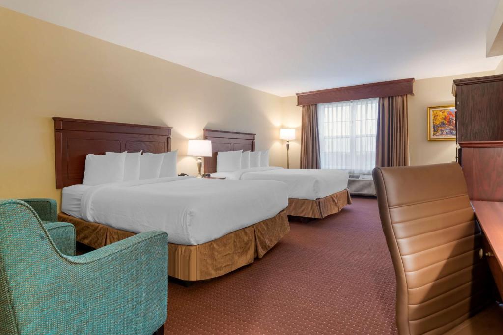 Postel nebo postele na pokoji v ubytování Best Western Plus Fredericton Hotel & Suites