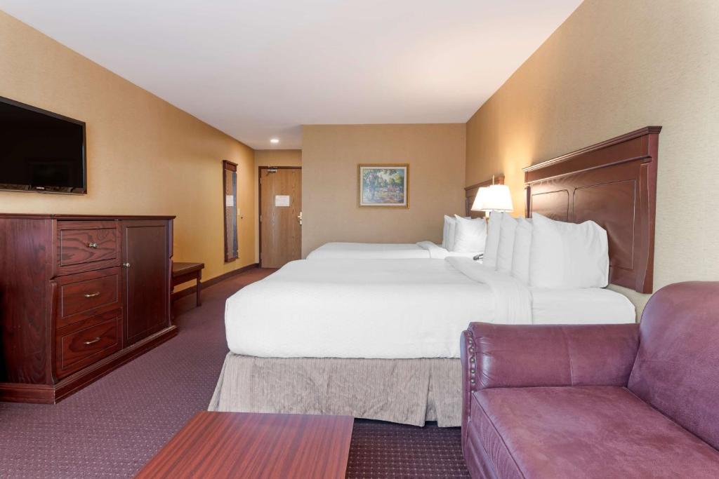 Postel nebo postele na pokoji v ubytování Best Western Plus Fredericton Hotel & Suites