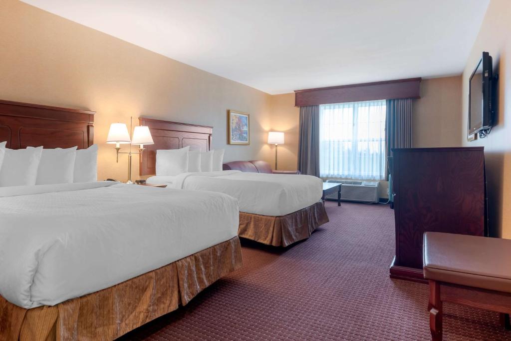 Postel nebo postele na pokoji v ubytování Best Western Plus Fredericton Hotel & Suites