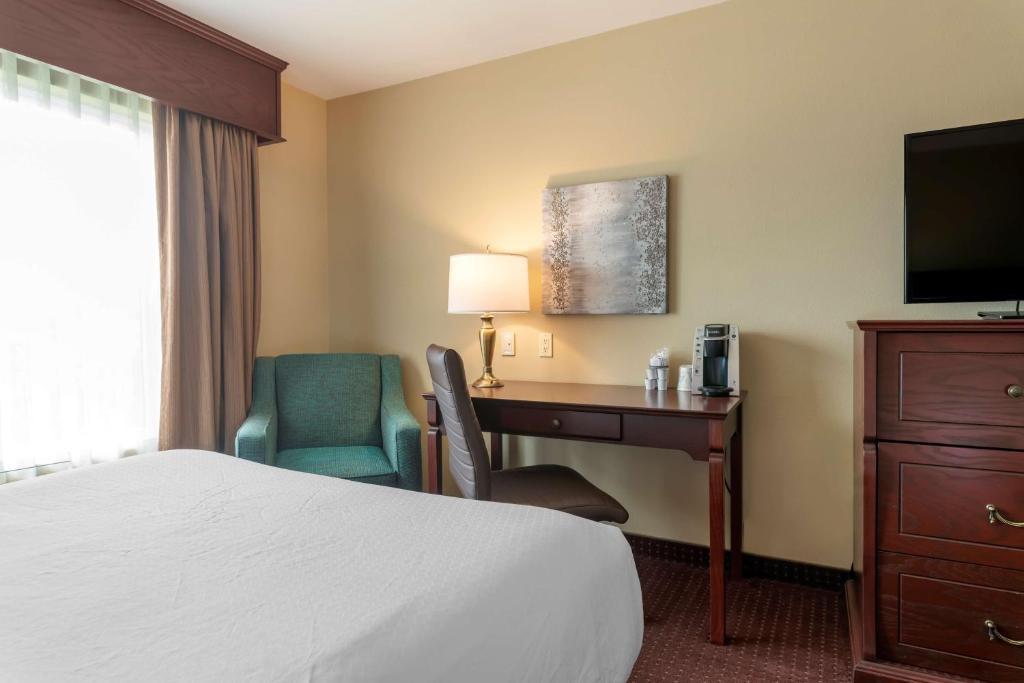 Postel nebo postele na pokoji v ubytování Best Western Plus Fredericton Hotel & Suites