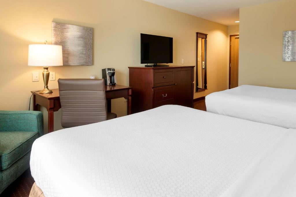 Postel nebo postele na pokoji v ubytování Best Western Plus Fredericton Hotel & Suites