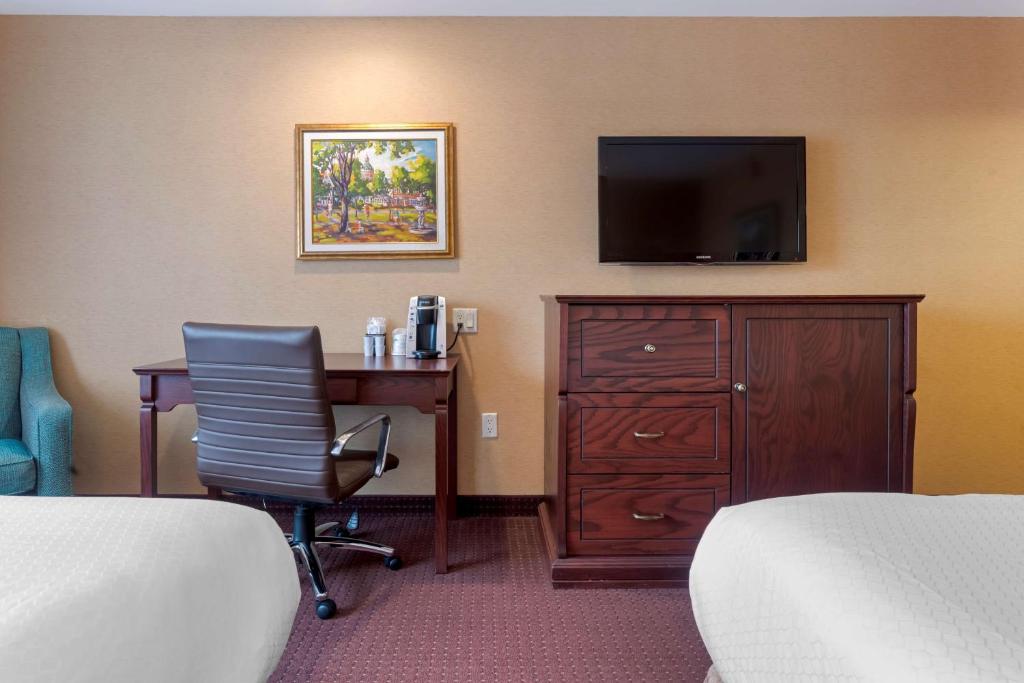TV a/nebo společenská místnost v ubytování Best Western Plus Fredericton Hotel & Suites