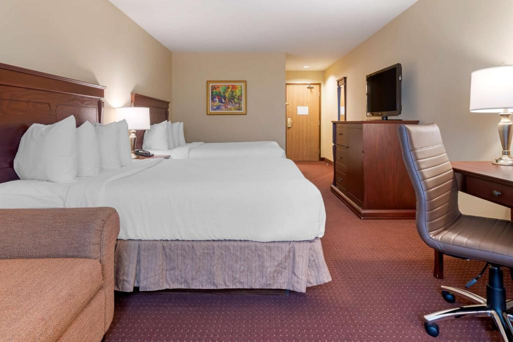 Postel nebo postele na pokoji v ubytování Best Western Plus Fredericton Hotel & Suites