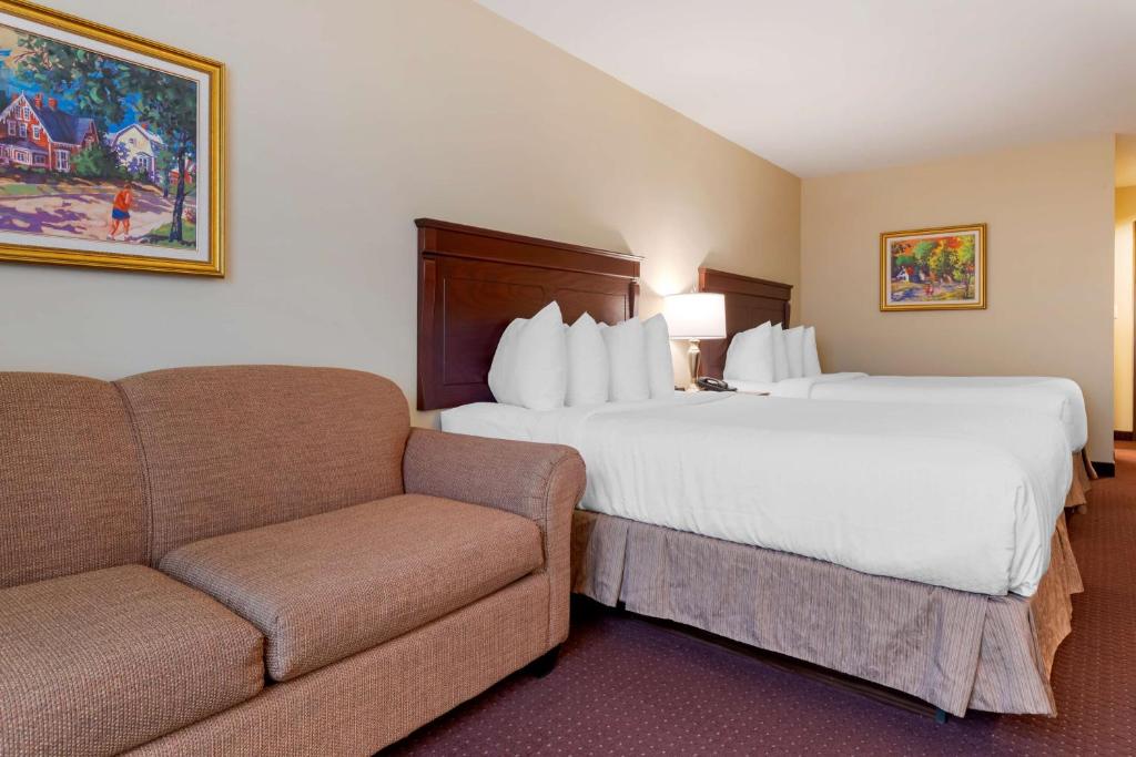 Postel nebo postele na pokoji v ubytování Best Western Plus Fredericton Hotel & Suites