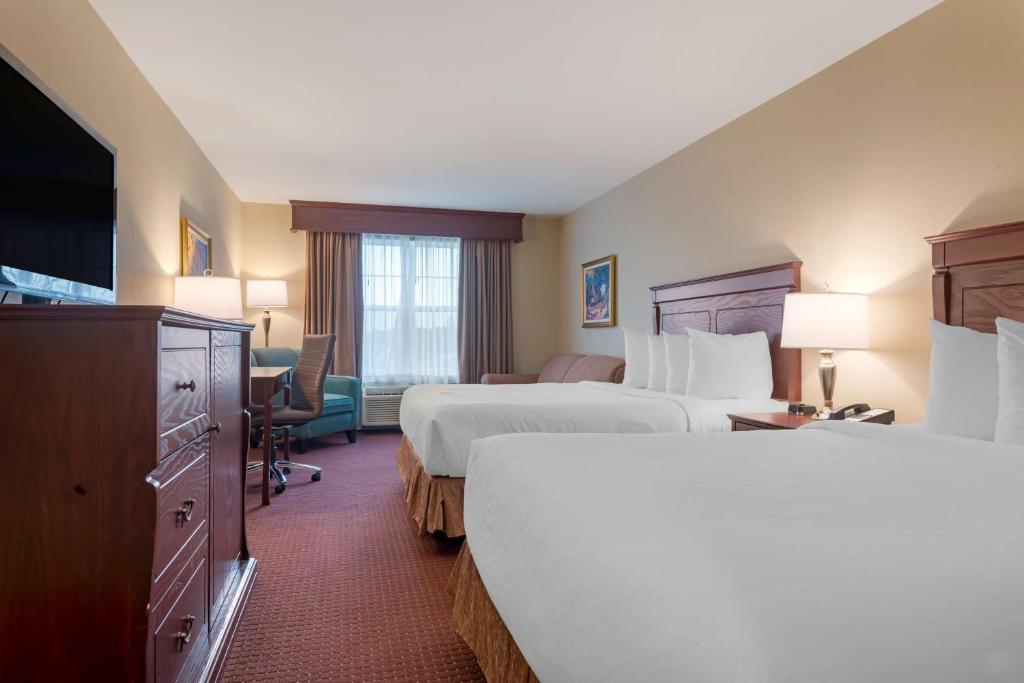 Postel nebo postele na pokoji v ubytování Best Western Plus Fredericton Hotel & Suites