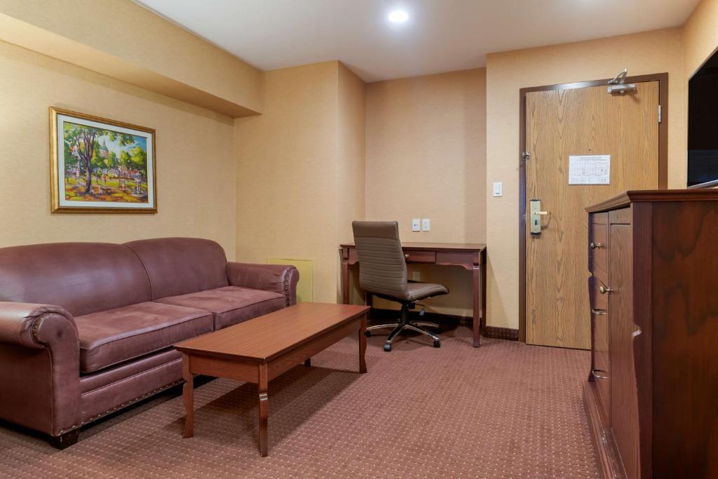 Posezení v ubytování Best Western Plus Fredericton Hotel & Suites