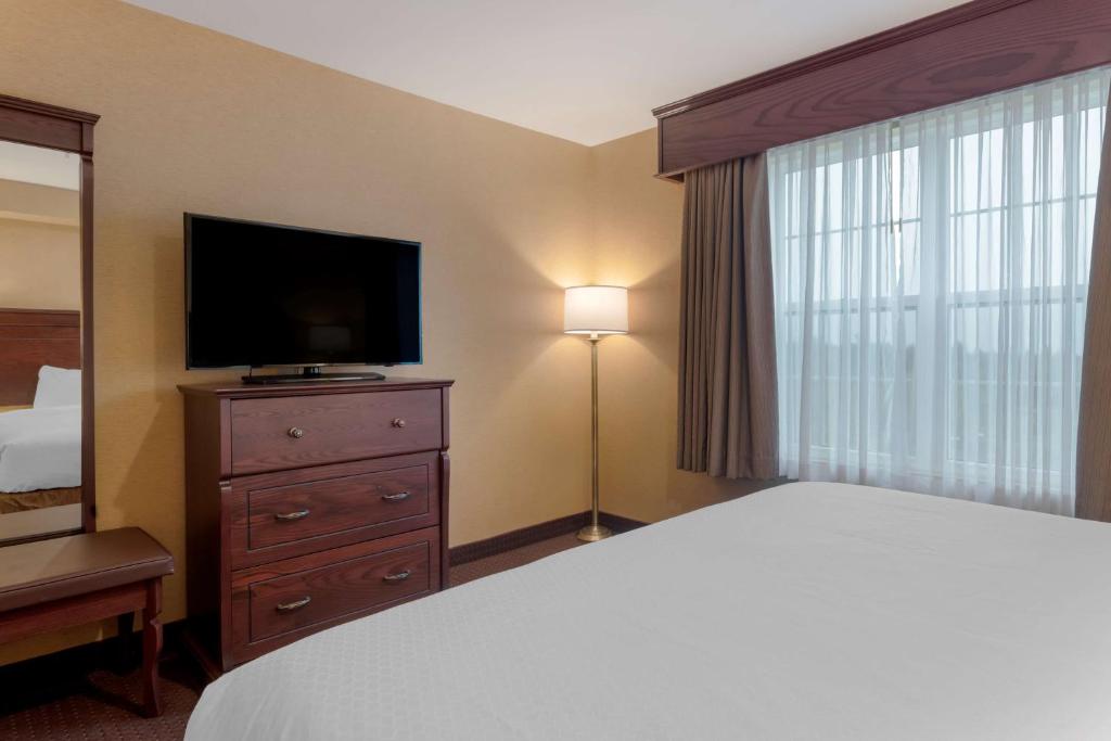 TV a/nebo společenská místnost v ubytování Best Western Plus Fredericton Hotel & Suites