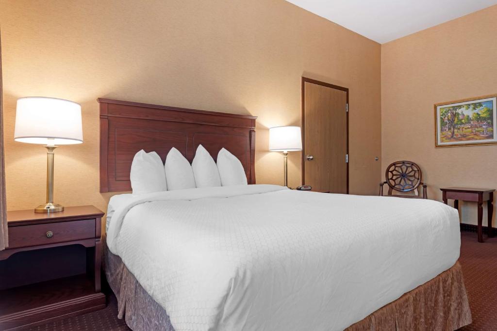 Postel nebo postele na pokoji v ubytování Best Western Plus Fredericton Hotel & Suites