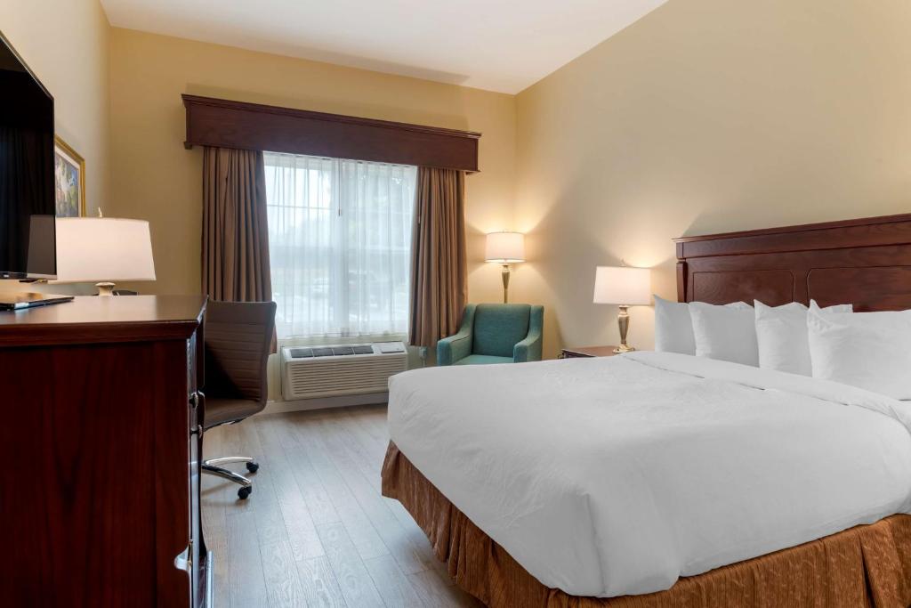 Postel nebo postele na pokoji v ubytování Best Western Plus Fredericton Hotel & Suites