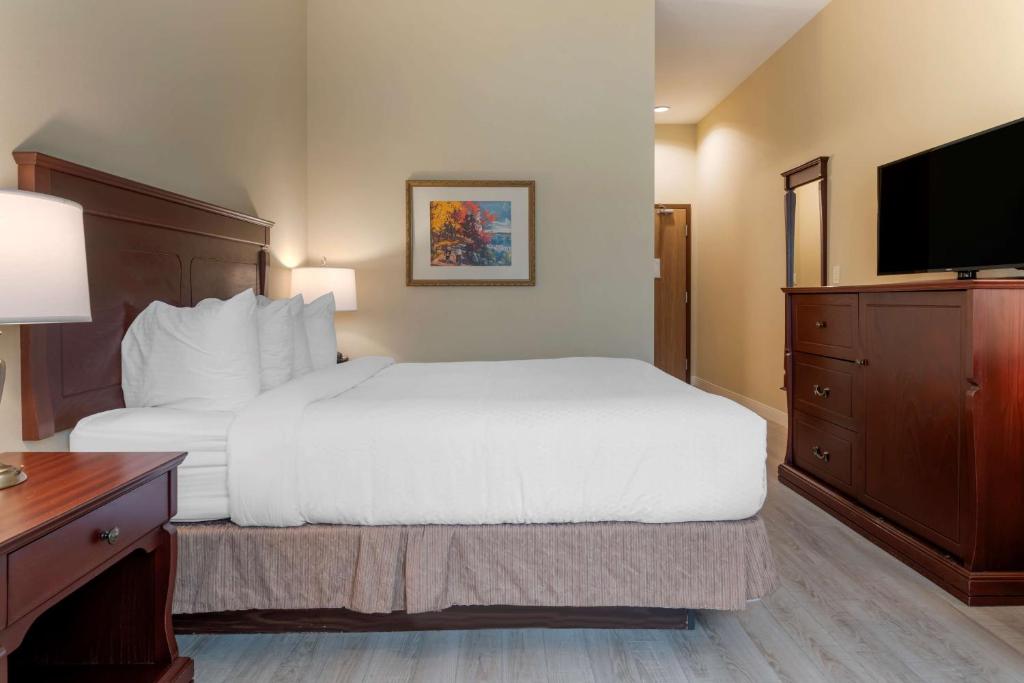 Postel nebo postele na pokoji v ubytování Best Western Plus Fredericton Hotel & Suites