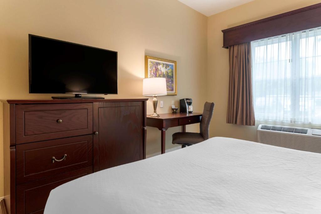 Postel nebo postele na pokoji v ubytování Best Western Plus Fredericton Hotel & Suites