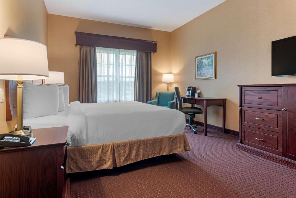 Postel nebo postele na pokoji v ubytování Best Western Plus Fredericton Hotel & Suites