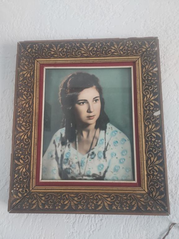 ein Bild einer Frau in einem Bild an einer Wand in der Unterkunft Suite under the stars in Kalymnos