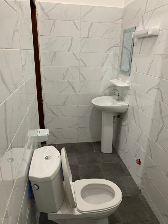 コトヌーにあるPeaceful Stay 1SRの白いバスルーム(トイレ、シンク付)