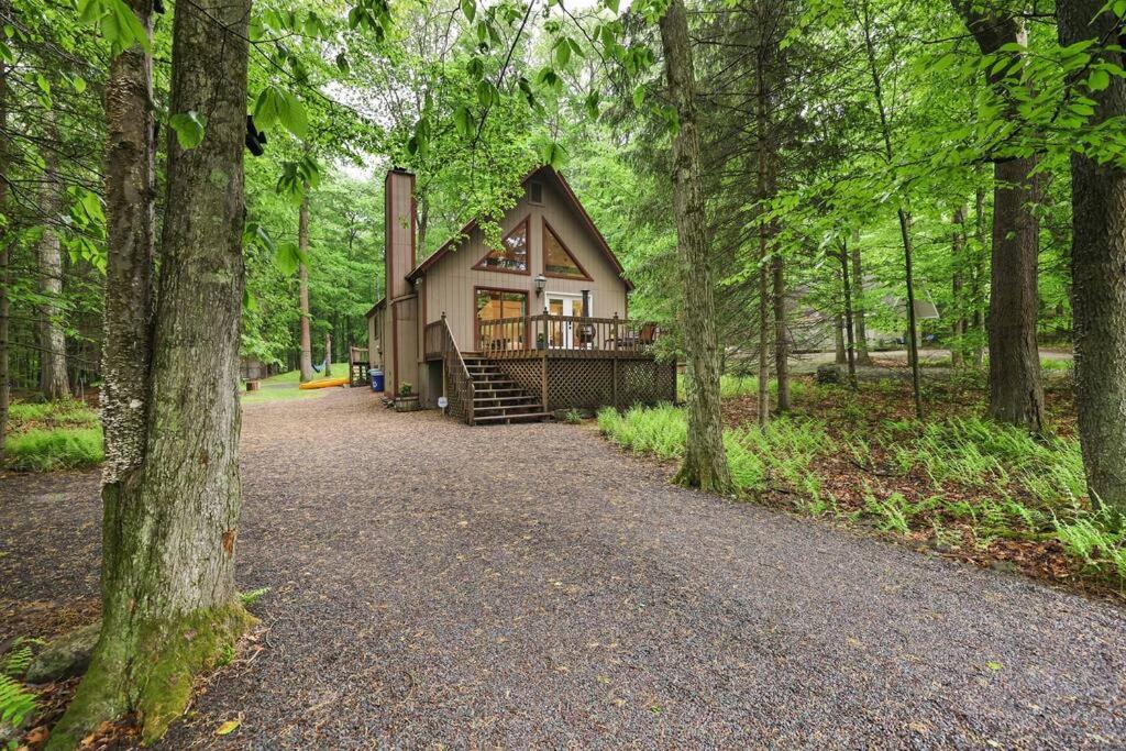 Ferienhaus Pocono Cabin in the WoodsFirepit, Enclosed Patio, 10 min