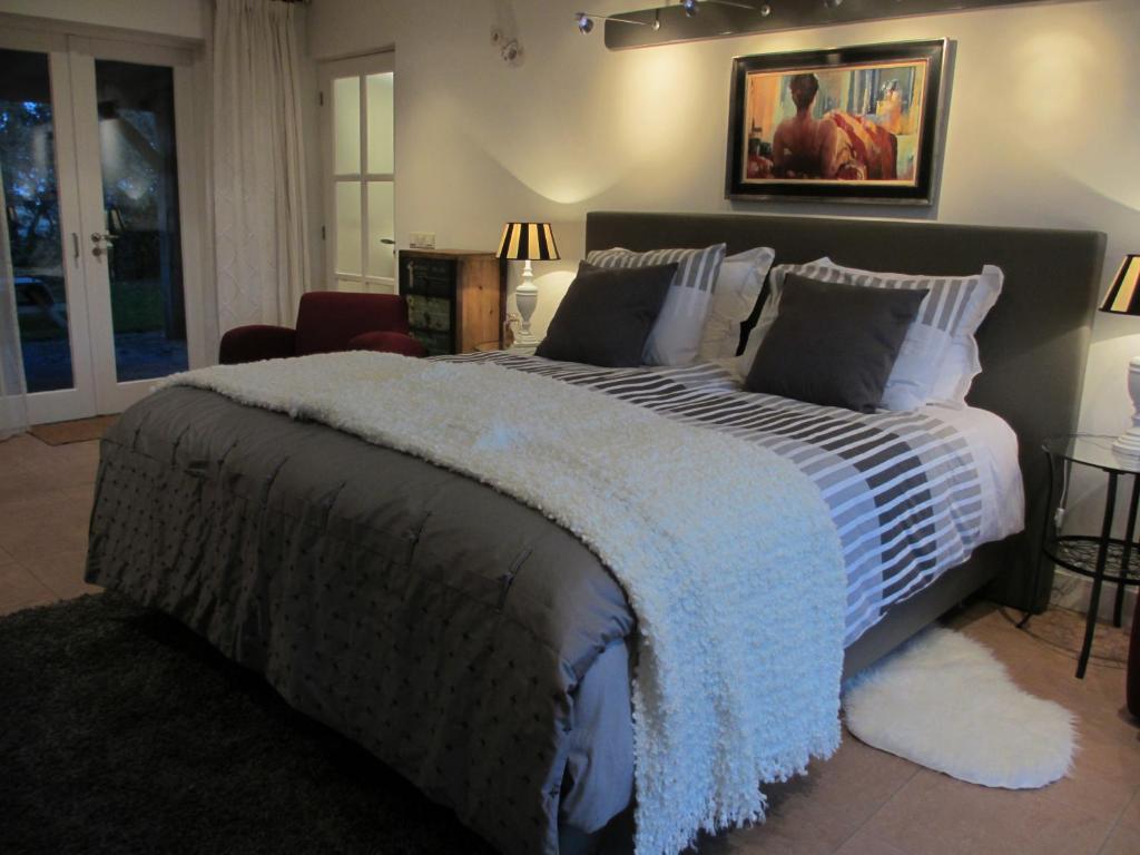 een slaapkamer met een bed met een blauwe en witte deken bij B&B Boerderij Wijtvliet in Langeweg