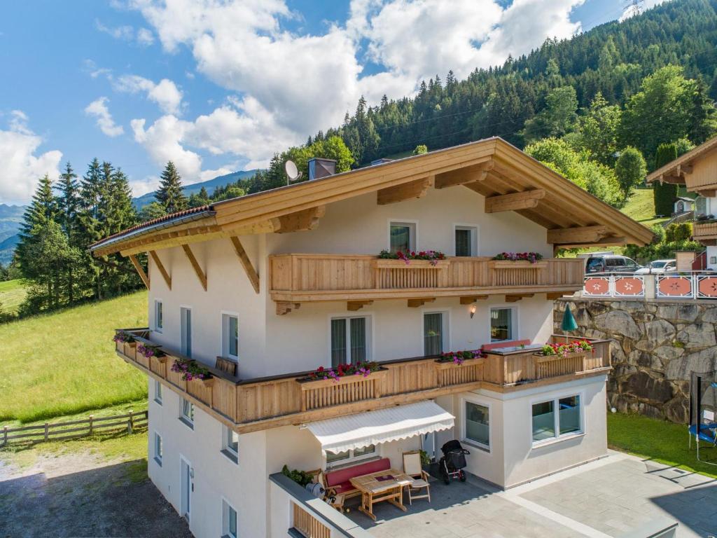 een afbeelding van een huis met een balkon bij Obersteiner 1 in Zell am Ziller