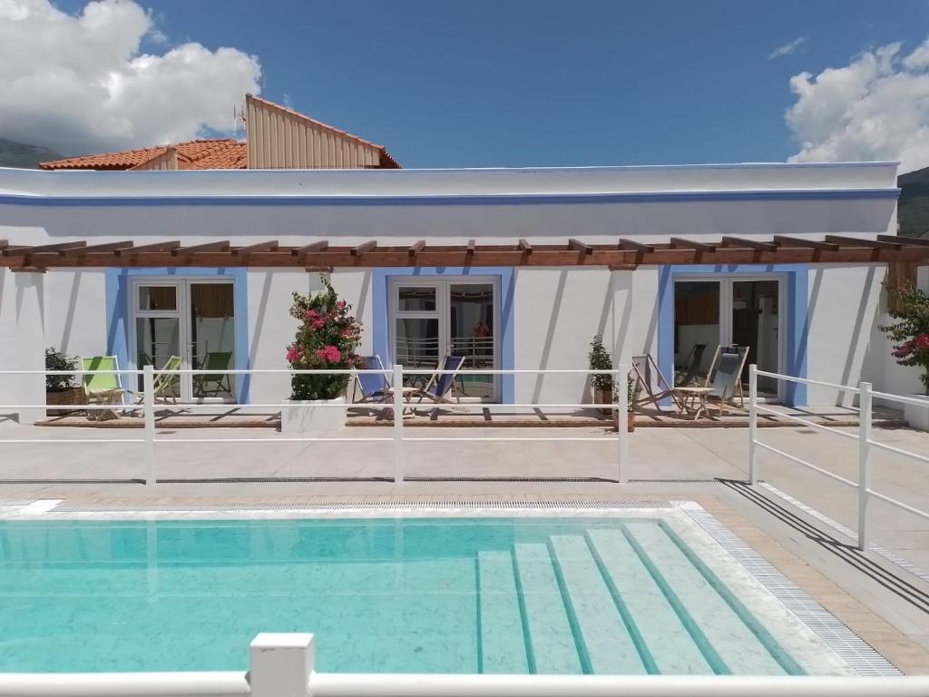 eine Villa mit einem Pool und einem Haus in der Unterkunft Apartamentos Atenea Jerte in Jerte