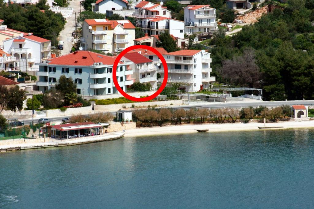 - un cercle rouge sur une plage au bord de l'eau dans l'établissement Apartment Marina 4850d, à Marina
