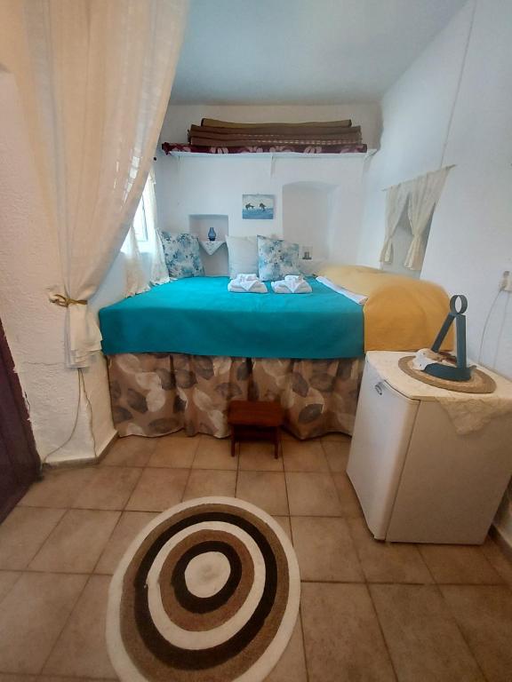 um quarto com uma cama e um alvo no chão em Principessa em Calímnos
