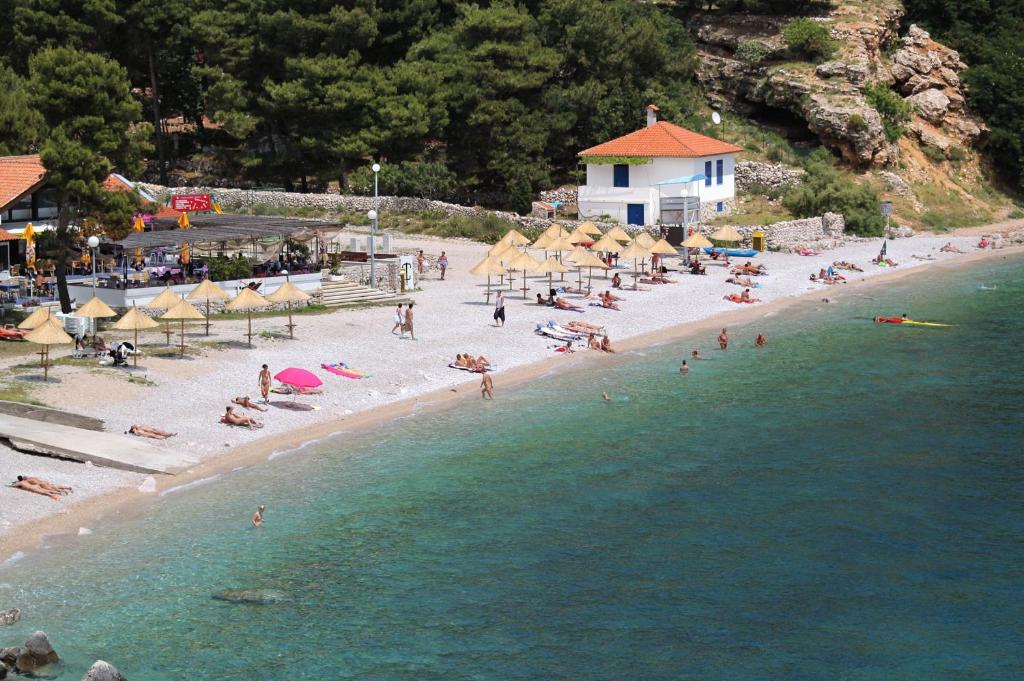 Zdjęcie z galerii obiektu Apartments with a parking space Jurandvor, Krk - 19962 w Bašce