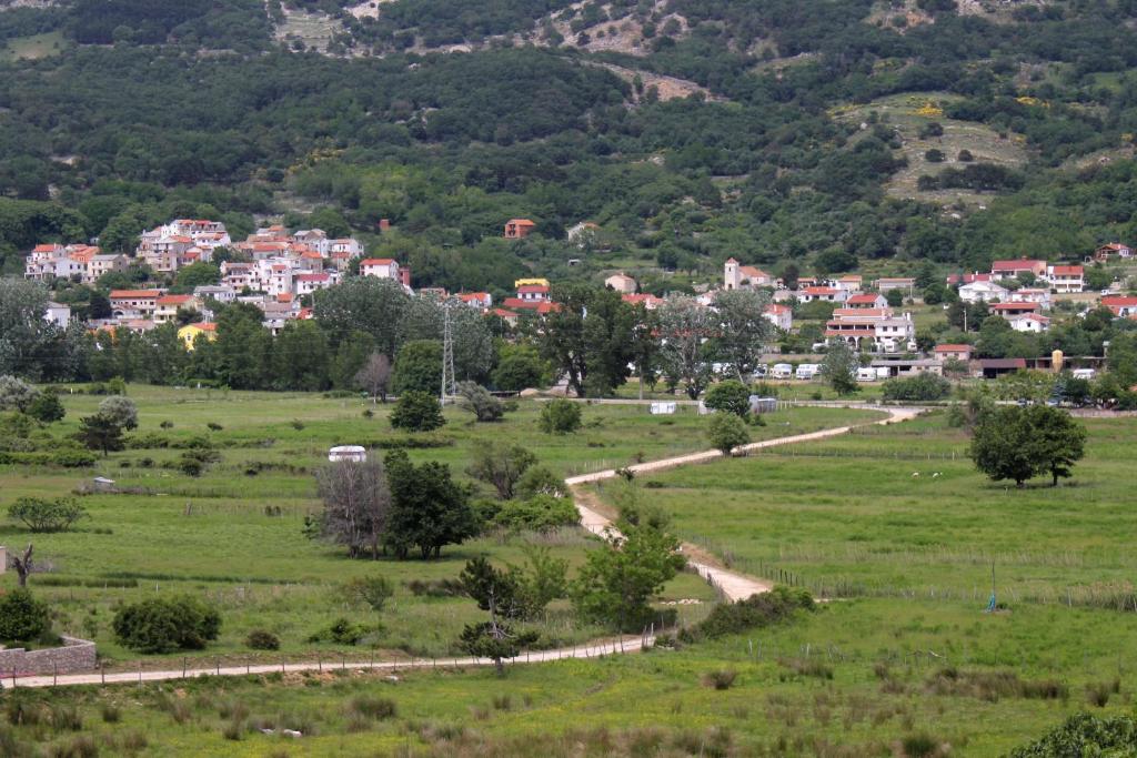 Zdjęcie z galerii obiektu Apartments with a parking space Jurandvor, Krk - 19962 w Bašce