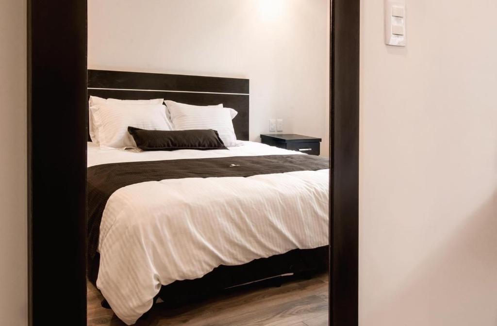 Postel nebo postele na pokoji v ubytování Sendero Hotel