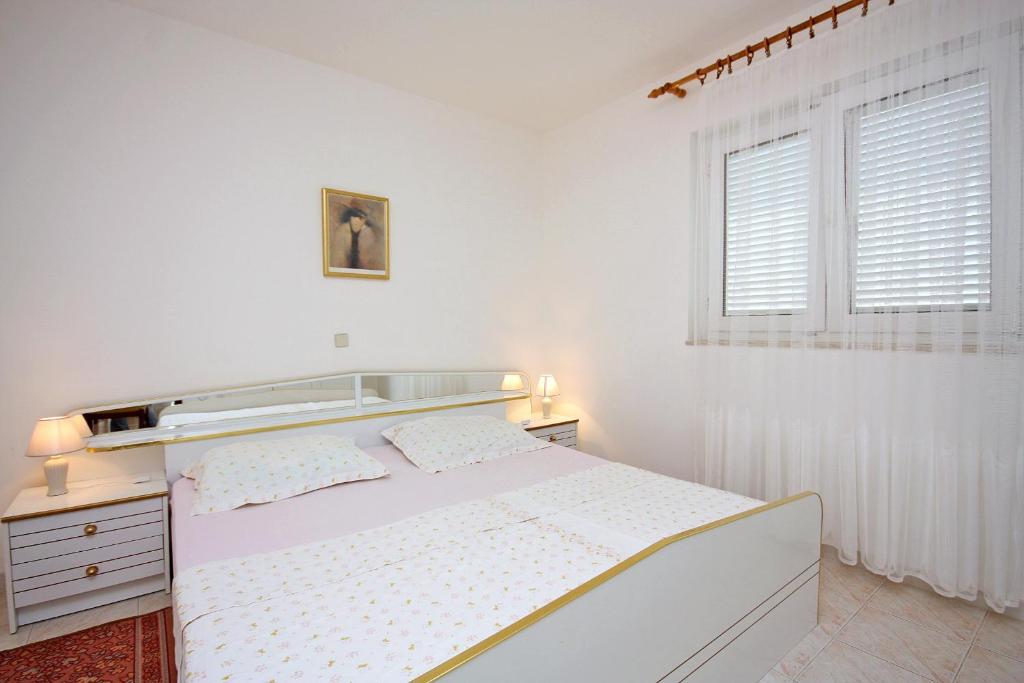 Postel nebo postele na pokoji v ubytování Apartment Barbat 4962a
